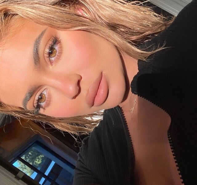 Kylie Jenner é uma adepta das intervenções estéticas, contudo demorou alguns anos a admitir ter preenchido os lábios