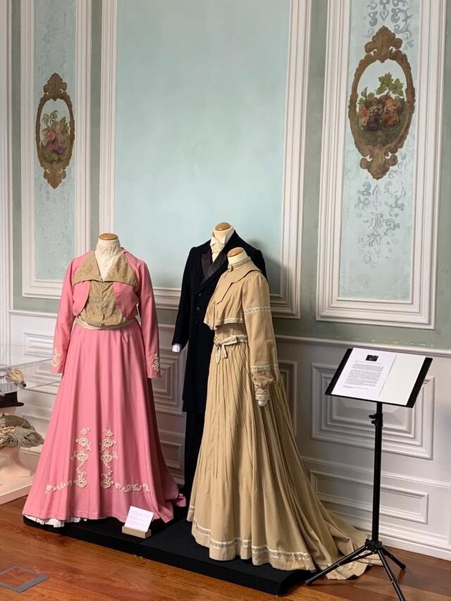 Vestidos emprestados pelo Museu do Traje.