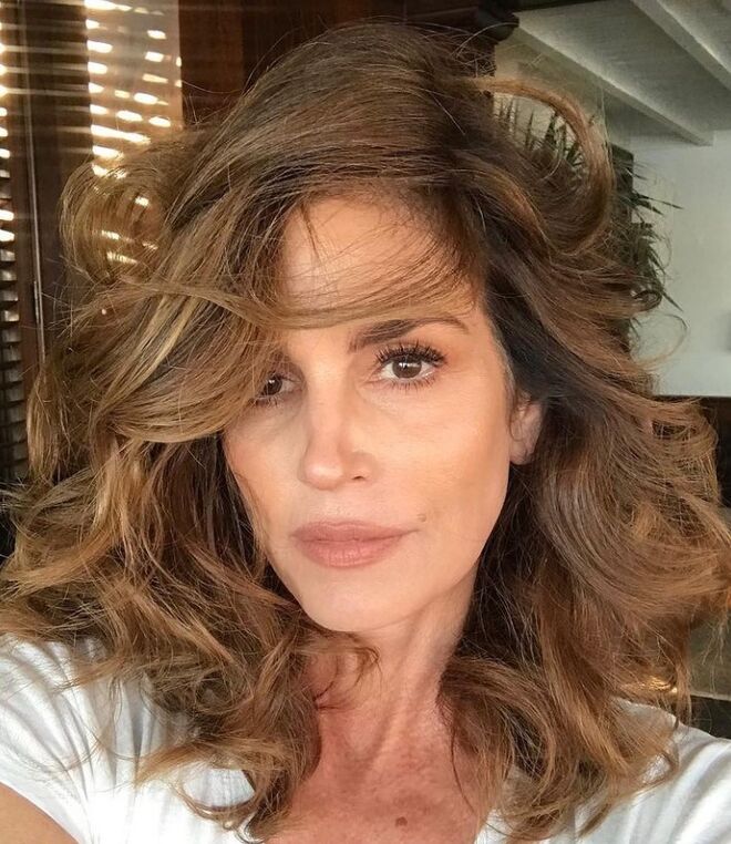 Cindy Crawford já referiu publicamente que para restaurar a elasticidade da pele recorre a