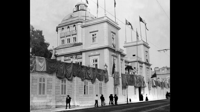 Palácio Burnay, Rua da Junqueira, engalanado com toalhas e mantas de borcado, em sinal de festa. O Conde Burnay é um dos homens mais ricos do reino, em 1900, banqueiro e propriétarios de terras e edifícios em Portugal e no estrangeiro.