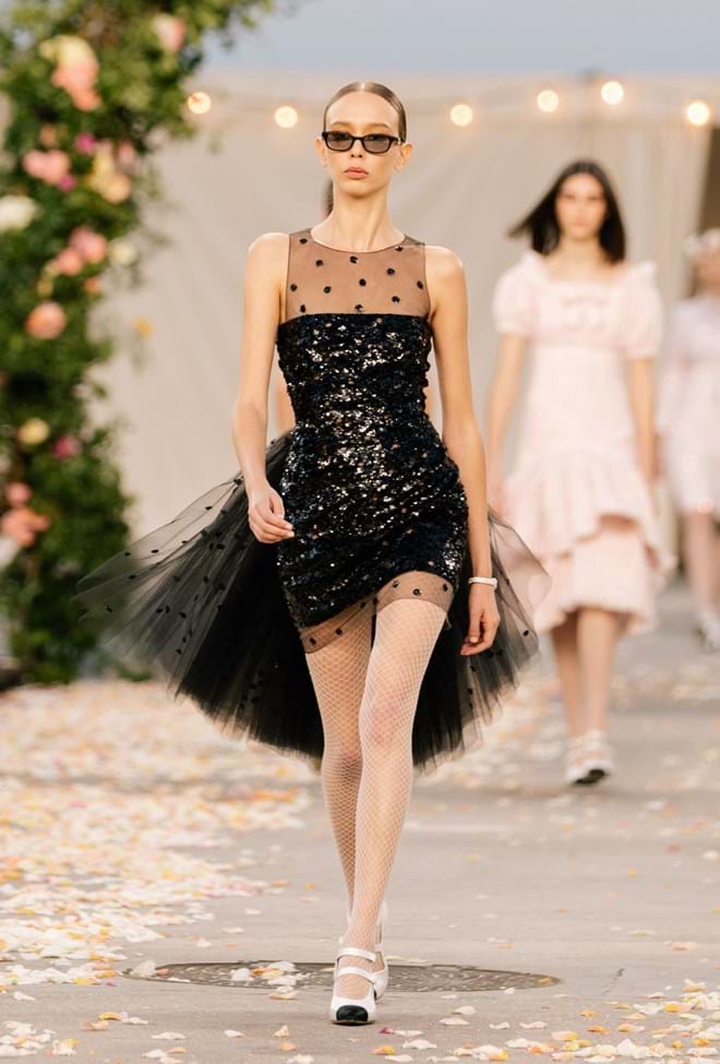 Foto: Vestidos da alta-costura: na Chanel, o minimalismo ganha complemento  maximal com a capa bordada - Purepeople