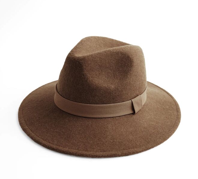 Chapéu em feltro, €25,95, Zara