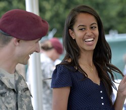 Malia Obama assina o seu primeiro contrato de trabalho (e não podia ser mais surpreendente)