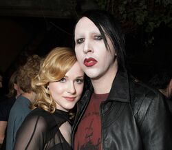 Evan Rachel Wood acusa Marilyn Manson de abuso, "lavagem cerebral" e "manipulação até à submissão"