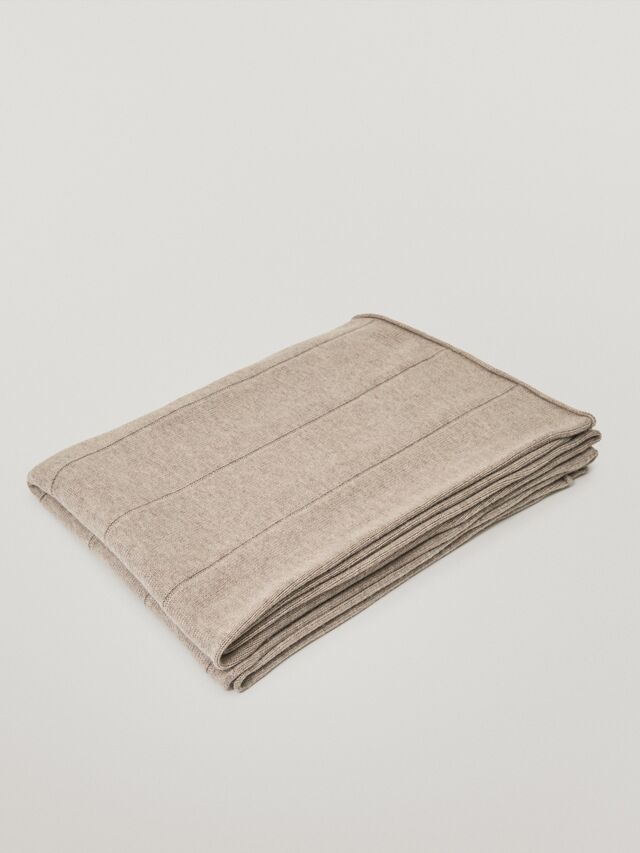 Manta de lã e caxemira, €149, Massimo Dutti