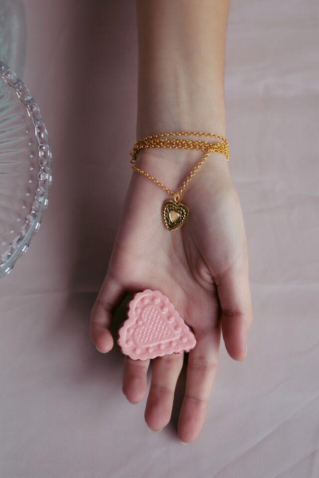 Colar ou pulseira em prata 925 com banho de ouro de 24 quilates, €108, Juliana Bezerra