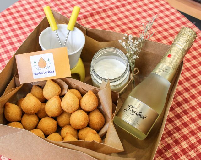 Caixa de 25 mini coxinhas + garrafa de espumante + loiça de fondue com requeijão caseiro, €25, Madre Coxinha