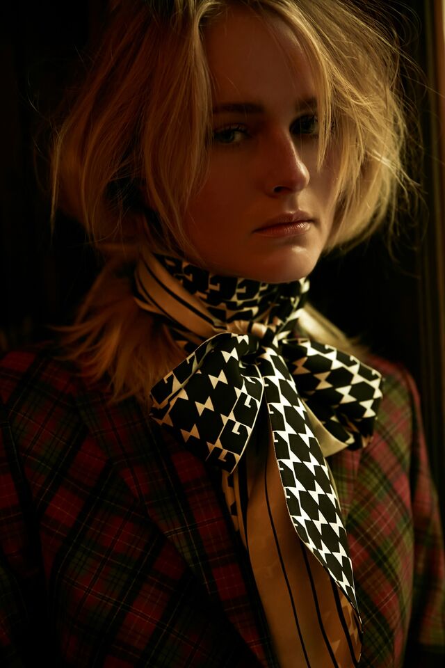 Camisa Gucci; blazer Miguel Gigante