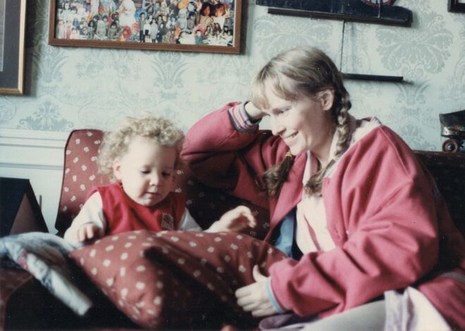 Mia Farrow com a filha adotiva, Dylan Farrow