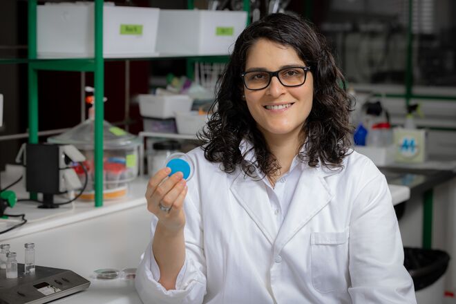 Liliana Tomé, da Faculdade de Ciências e Tecnologia da Universidade Nova de Lisboa, investiga como isolar e capturar com maior eficácia o CO2 libertado na geração de energia, impedindo que escape para a atmosfera.