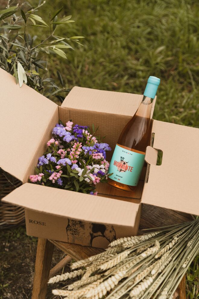 Pack Mainova x Amor e Lima - Garrafa de vinho Moinante Rosé 100% Castelão e centro de mesa de flores campestres, €25 (disponível via Uber Eats)