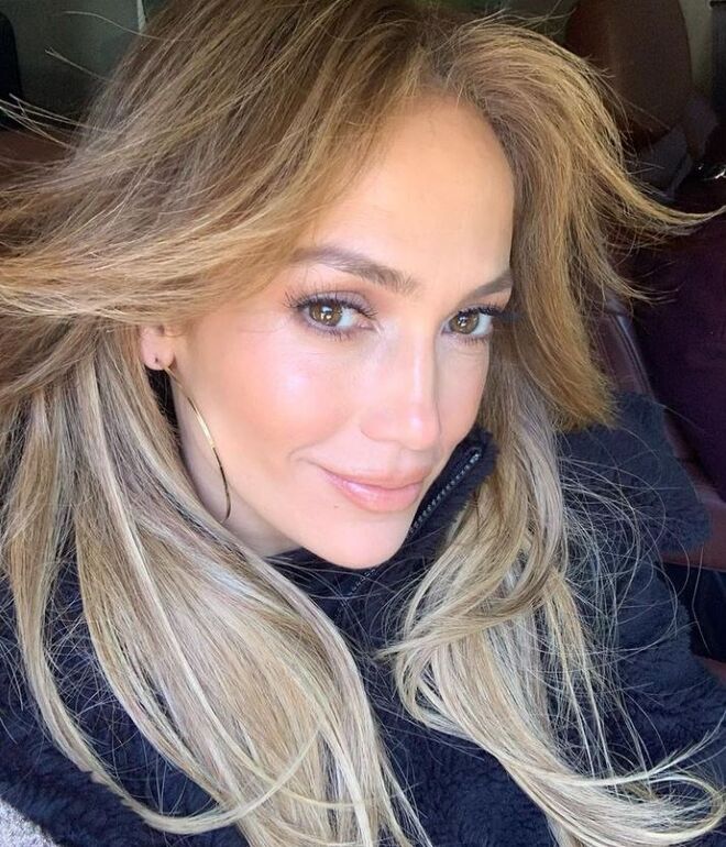 Jennifer Lopez partilhou esta selfie no Instagram há pouco tempo, aqui estava com um cabelo longo e dourado