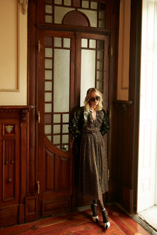 Vestido Celine na Loja das Meias; casaco Alves Gonçalves; cinto Bottega Veneta e sapatos Saint Laurent, ambos na Stivali; óculos Dior na André Ópticas