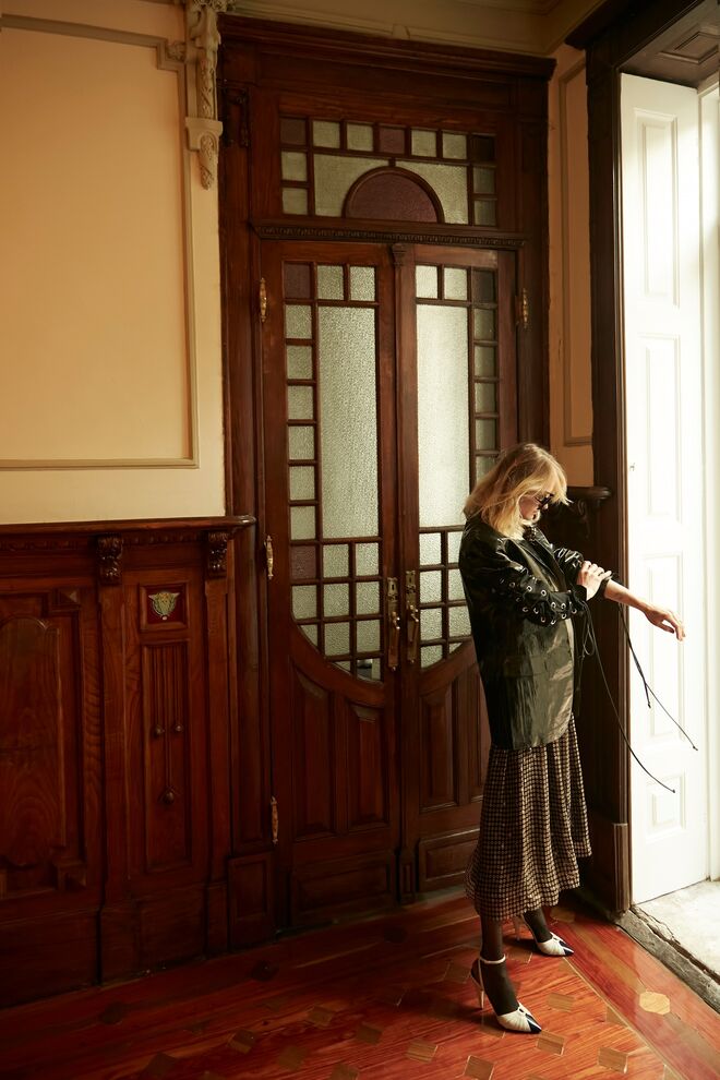 Vestido Celine na Loja das Meias; casaco Alves Gonçalves; cinto Bottega Veneta e sapatos Saint Laurent, ambos na Stivali; óculos Dior na André Ópticas
