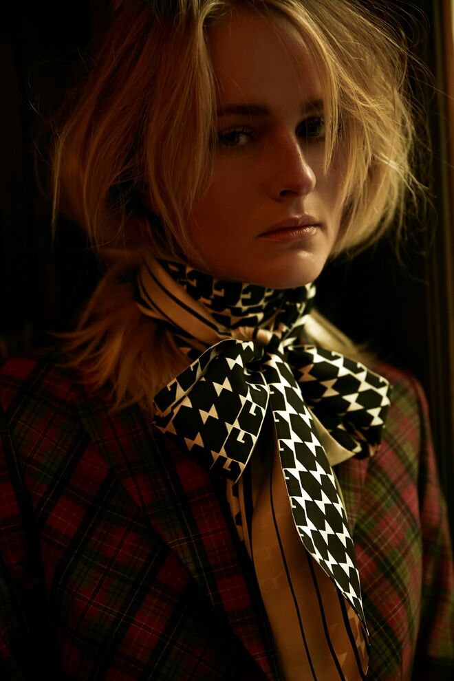 Camisa Gucci; blazer Miguel Gigante