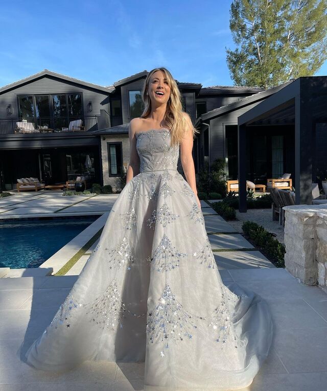 Kaley Cuoco em Oscar de La Renta