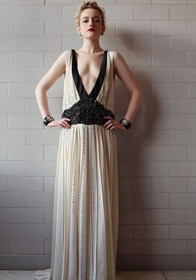 Julia Garner em Prada