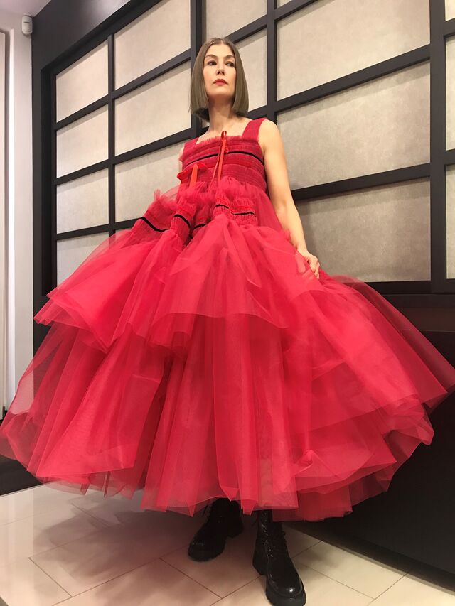 Rosamund Pike em Molly Goddard