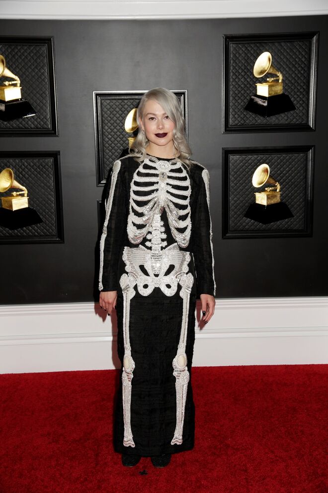 Phoebe Bridgers em Thom Browne