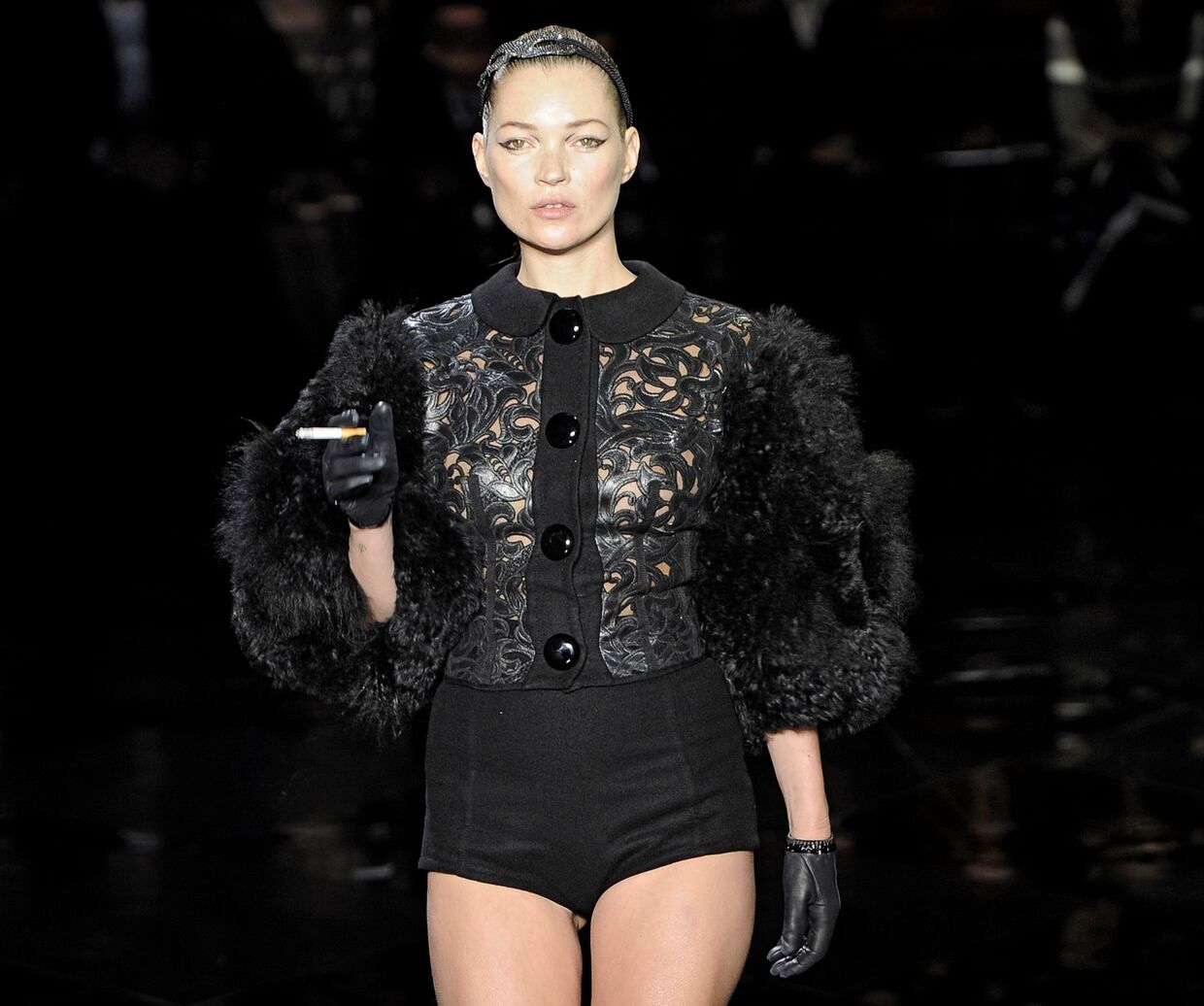 Kate Moss a fumar no desfile Louis Vuitton outono-inverno 2011/2012