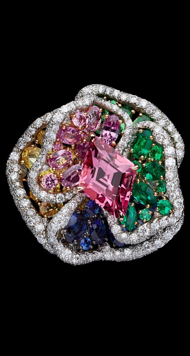 Anel em ouro branco, amarelo e rosa com platina, diamantes, spinels, esmeraldas, tsavorites e safiras, coleção RoseDior, Dior Joaillerie