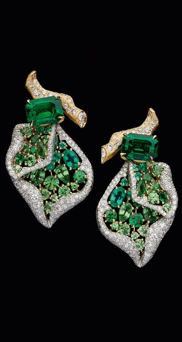 Brincos em ouro branco, amarelo e rosa com diamantes, esmeraldas e tsavorites, coleção RoseDior, Dior Joaillerie