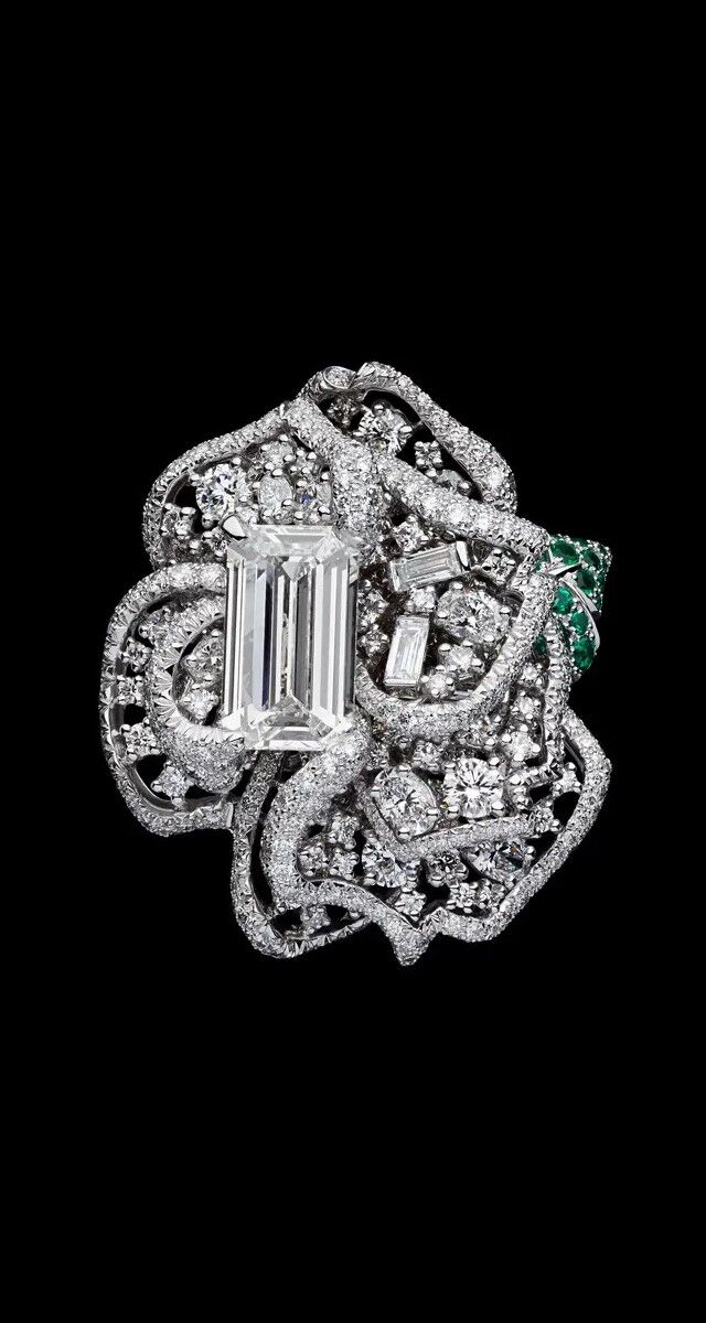 Anel em ouro branco com diamantes e esmeraldas, coleção RoseDior, Dior Joaillerie