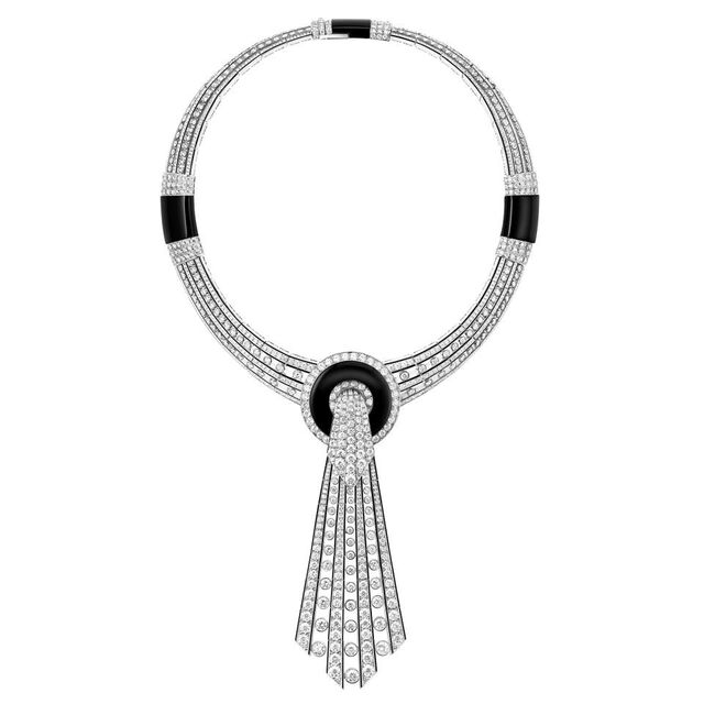 Colar em ouro branco com diamantes e onix, coleção Histoire de Style, Boucheron