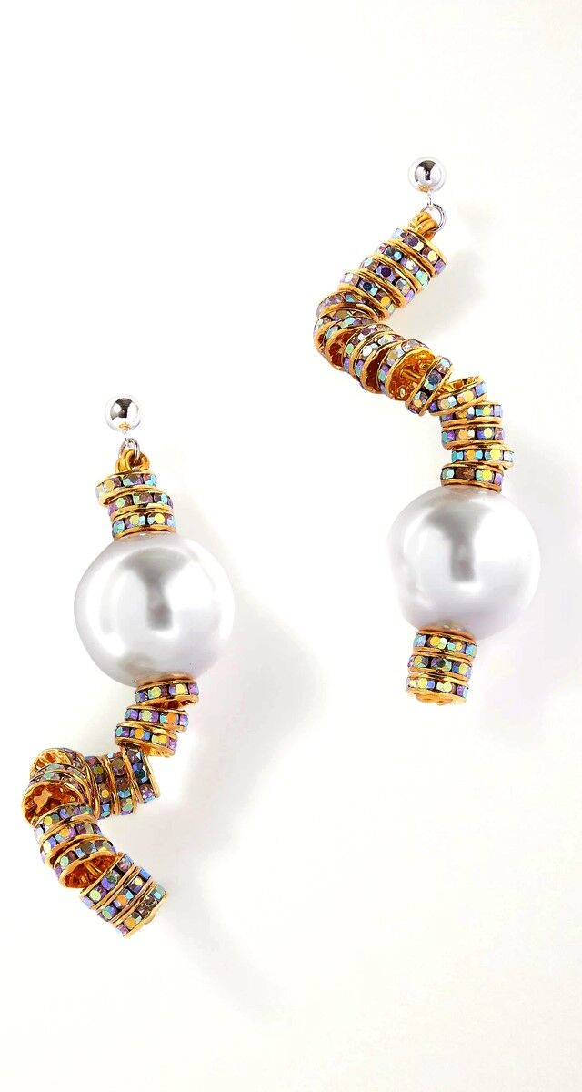 Mar: Brincos Snake em metal com cristais e perolas falsas, € 190, Pearl Octopussy