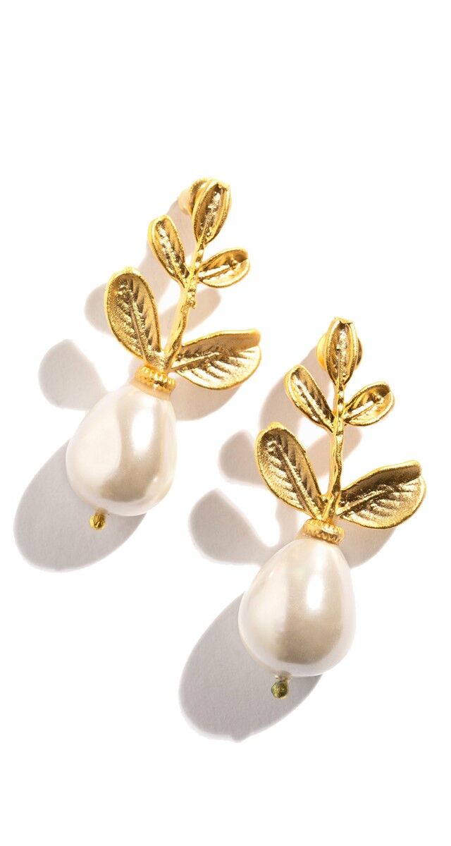 Flores: Brincos em metal com perolas, € 30, Casa Batalha