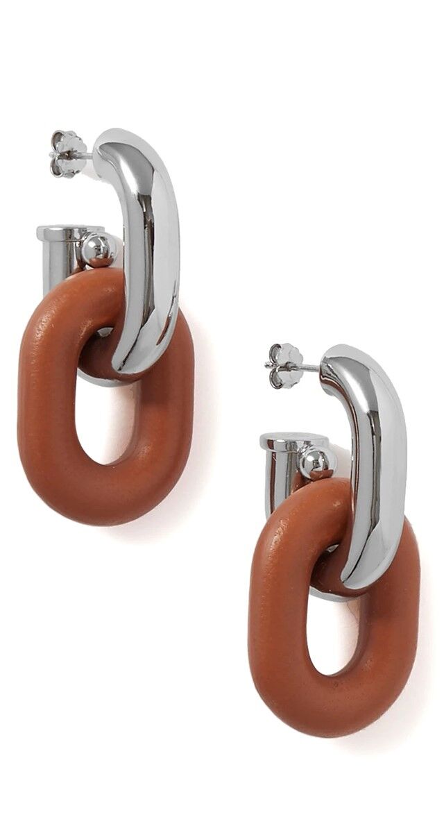 Correntes: Brincos em metal e pele, € 280, Paco Rabanne