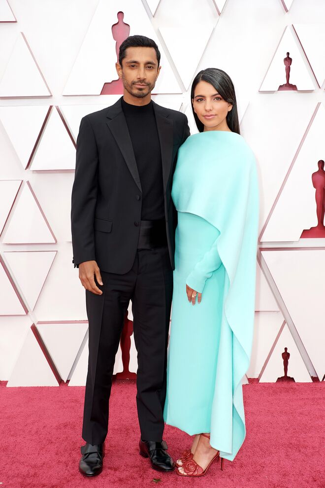 Riz Ahmed em Prada e Fatima Fahreen em Valentino