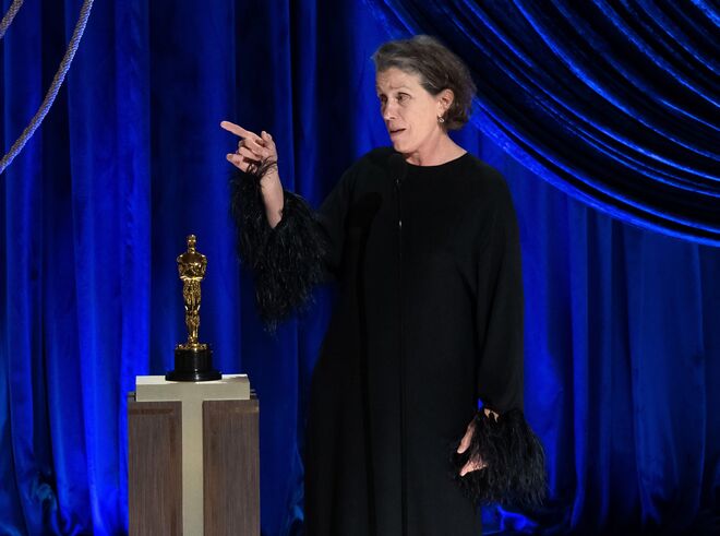 Frances McDormand em Valentino