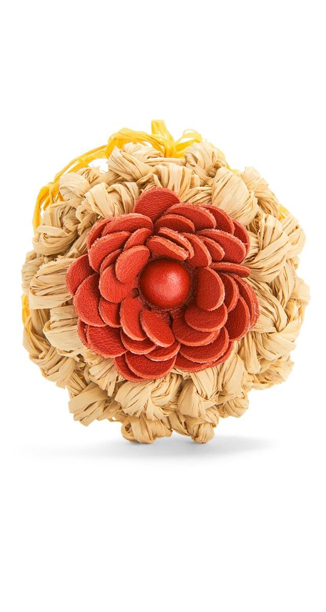 Alfinete em rafia e pele, €120, Loewe.