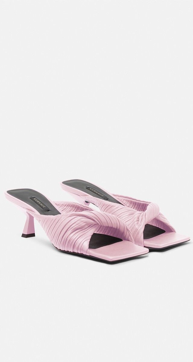 Mules em pele plissada, € 750, Versace.