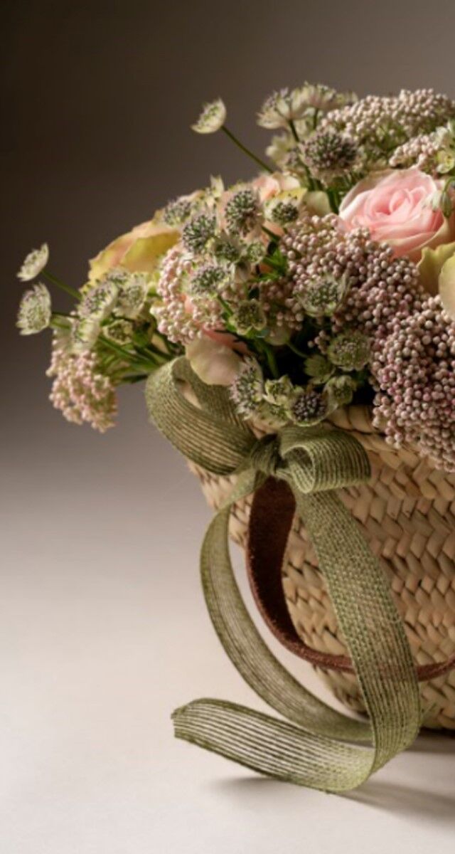 Cesto em vime artesanal com Eustomas e Flor de Cera, €45, Bloom