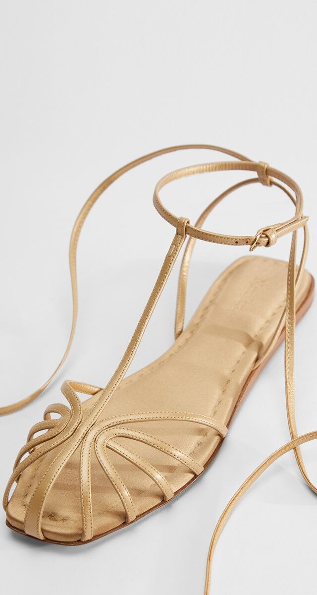 Sandálias em pele metalizada, €459, Maxmara.