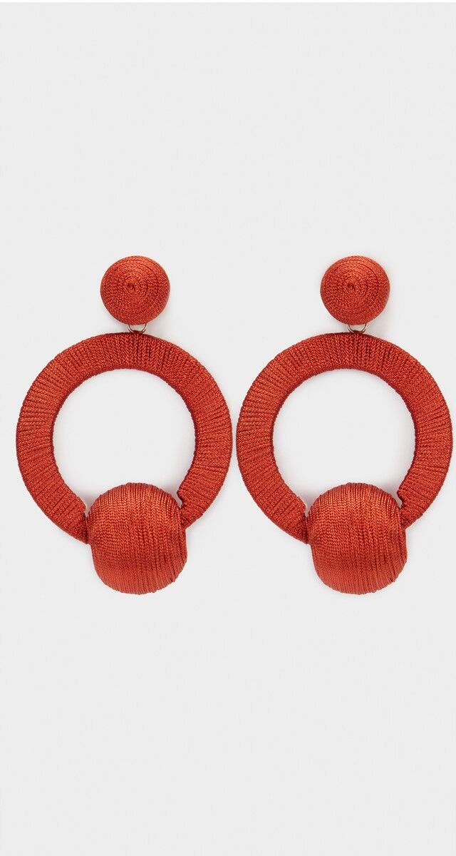 Brincos revestidos a fio trançado, € 9,99, Parfois.