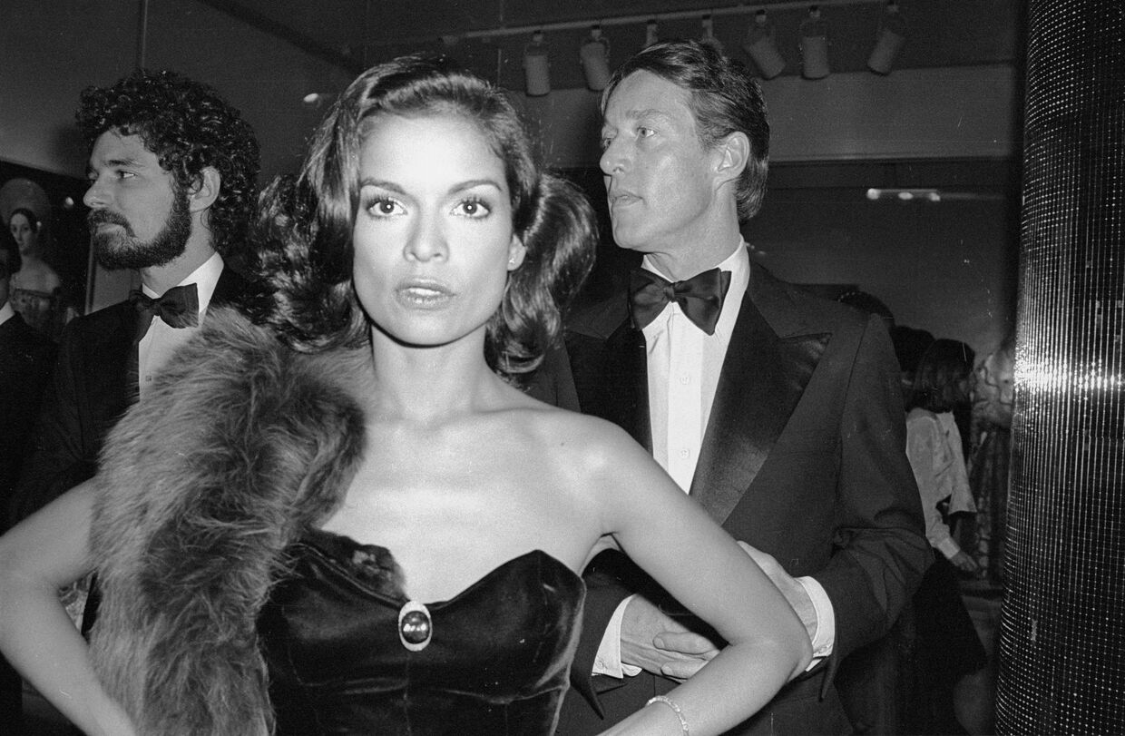 Bianca Jagger com Halston numa gala do Met Museum, em Nova Iorque, 1976