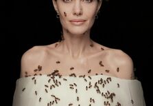 Angelina Jolie coberta de abelhas por uma causa ambiental