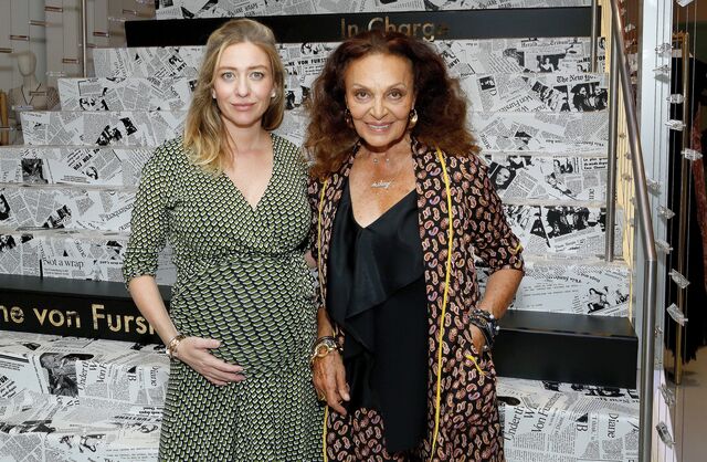 Whitney Holf acompanhada por Diane von Furstenberg em