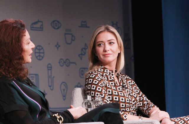 Whitney Holf com Diane von Furstenberg em palco para