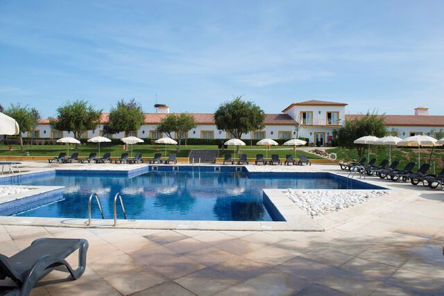Vila Galé Clube de Campo, exterior do hotel com piscina