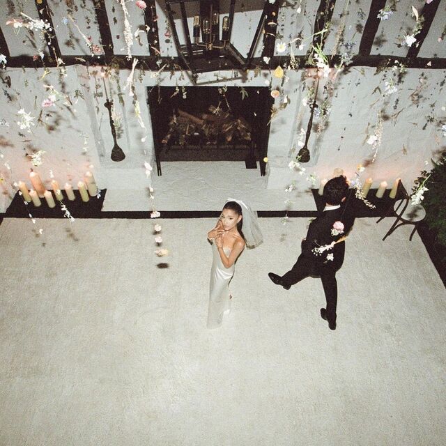 Fotografia da cerimónia partilhada no instagram da cantora Ariana Grande