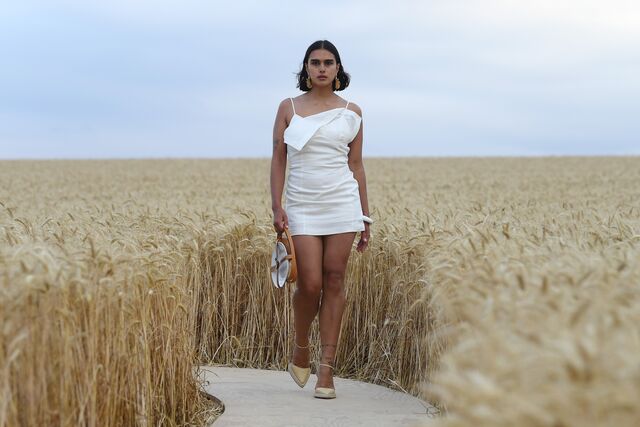 Jill Kortleve desfila para a Jacquemus, 2021
