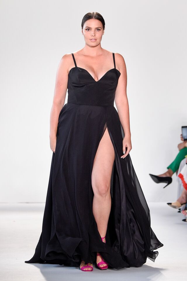 Candice Huffine no desfile de Christian Siriano, 2017