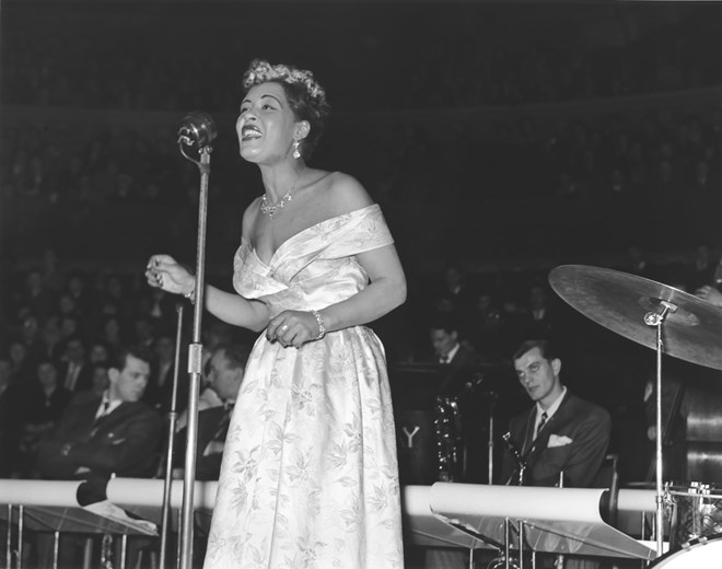 A cantora de jazz Billie Holiday num concerto.