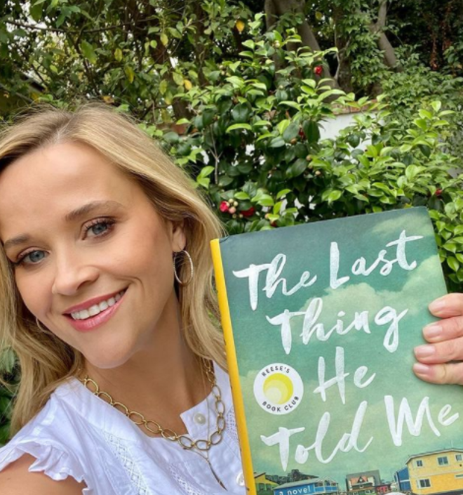 A atriz Reese Witherspoon com o livro 'The Last Thing He Told Me'