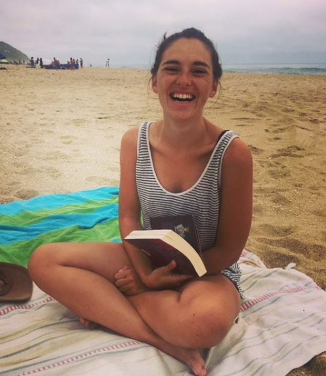 Sara Barros Leitão na praia a ler um livro