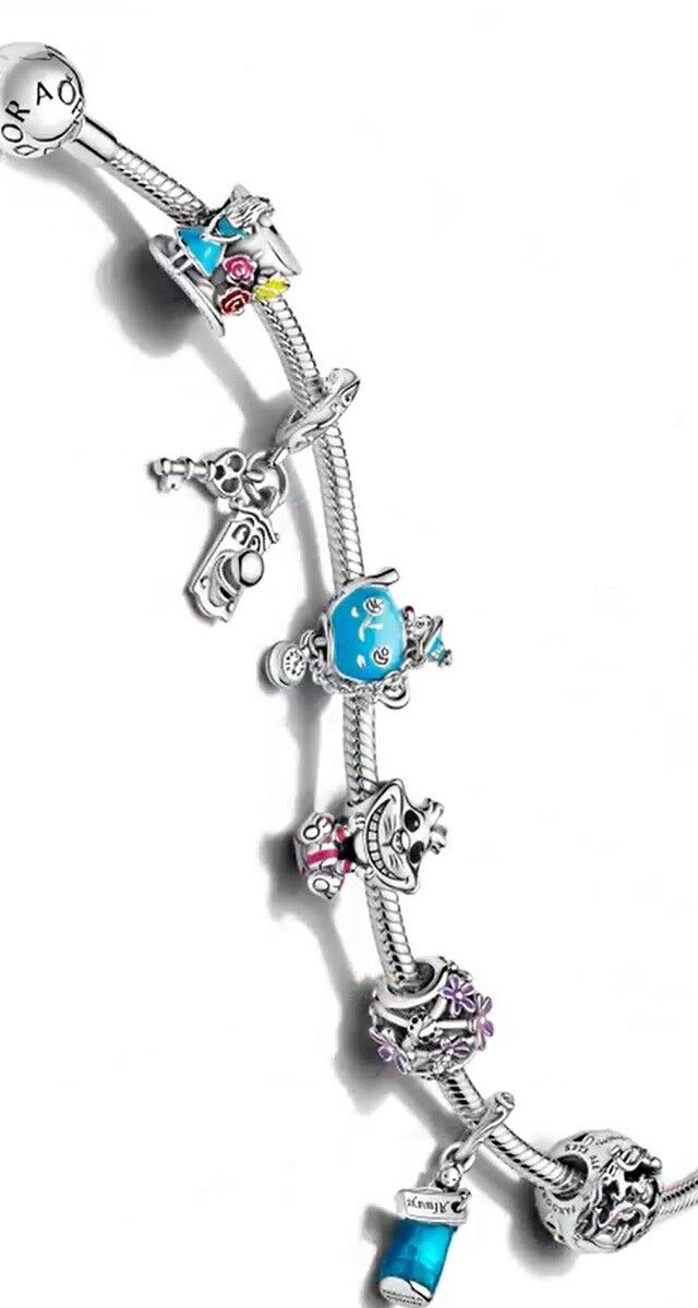 Pulseira Gato Cheshire e contas Disney, Alice in Wonderland em prata de lei, € 69,00 (pulseira) e contas (vendidas em separado) a partir de € 39, Pandora.